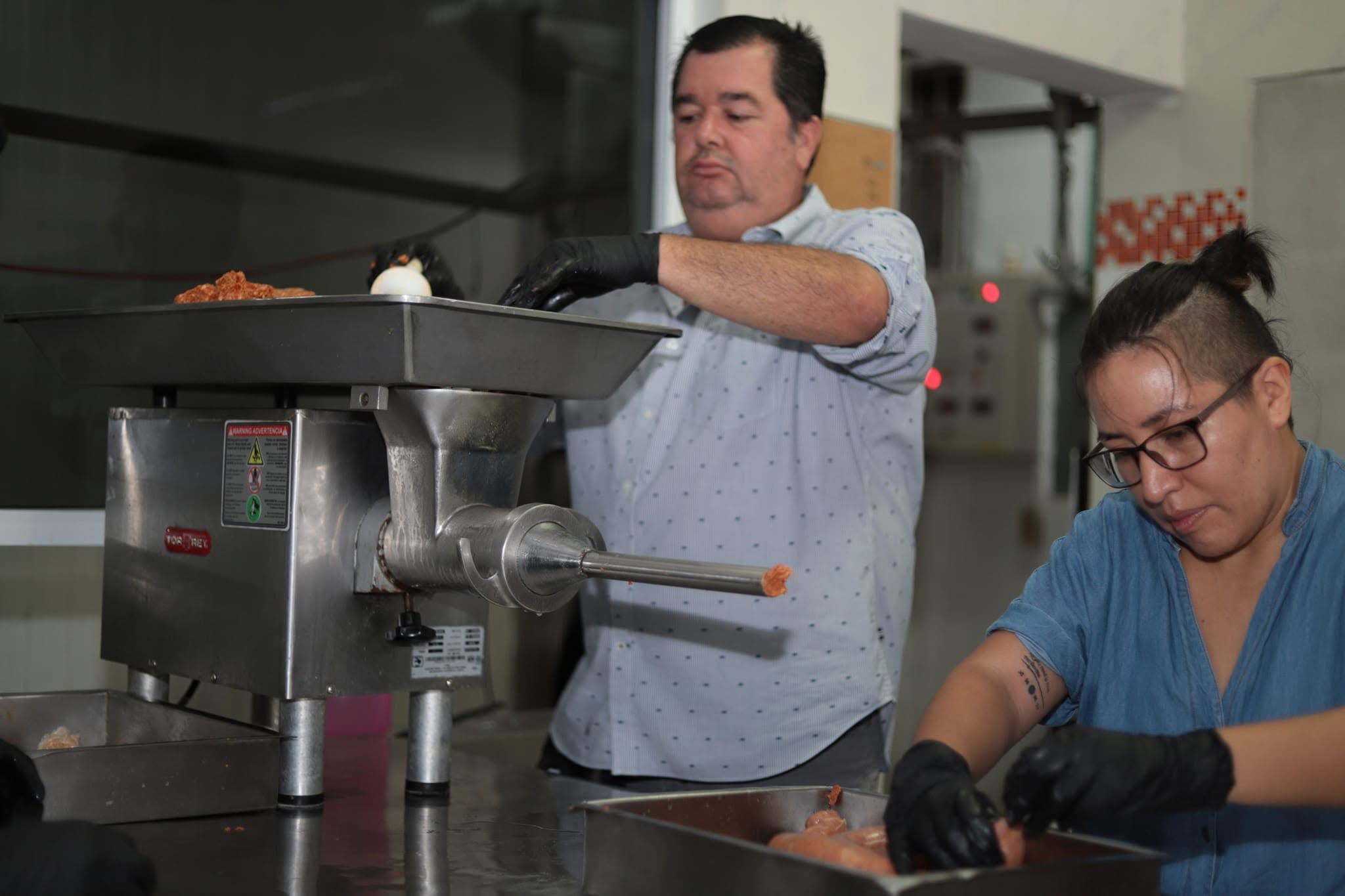Embutidos artesanales en preparación