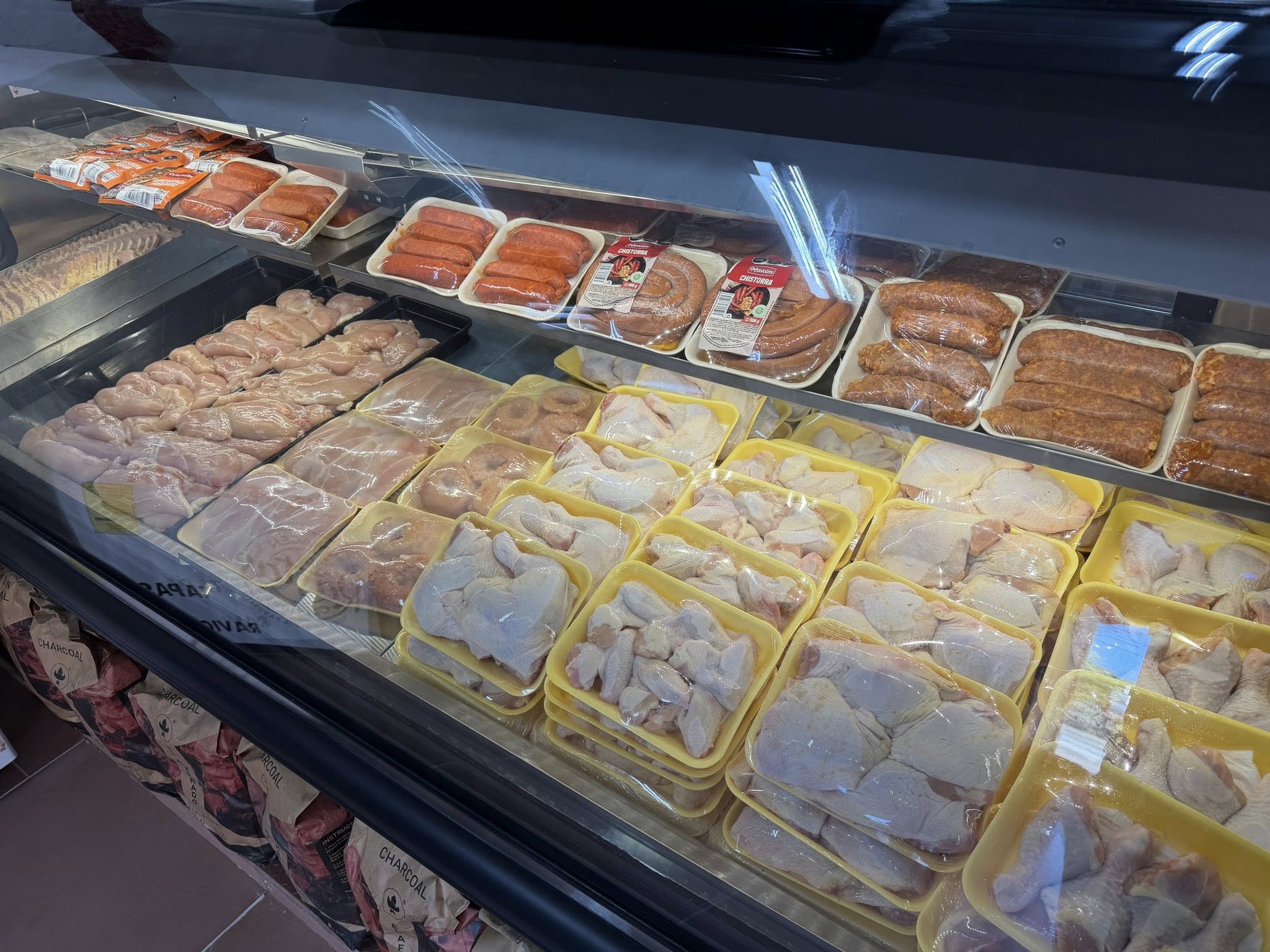 Pollo, chorizo y embutidos en mostrador